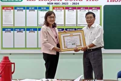 Lễ trao tặng huy hiệu 30 năm tuổi Đảng cho đảng viên Nguyễn Tấn Định